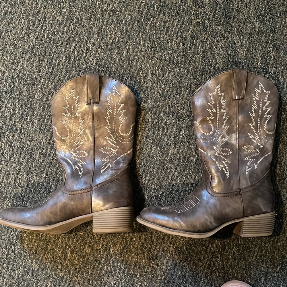 Brown western style boots - unbranded